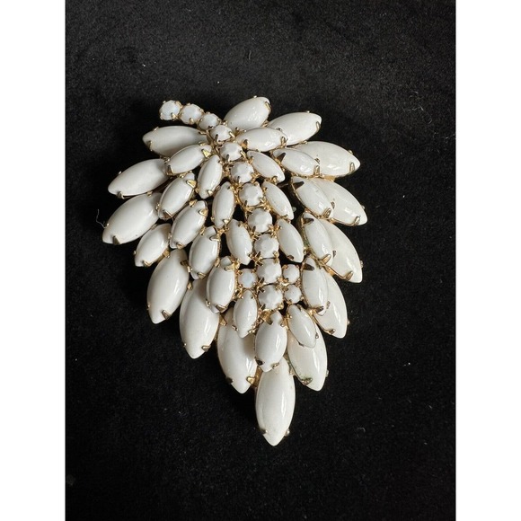 Vintage Napier 1950's MCM White Milk Glass Tear Drop Prong Set 3” Brooch - Picture 2 of 6